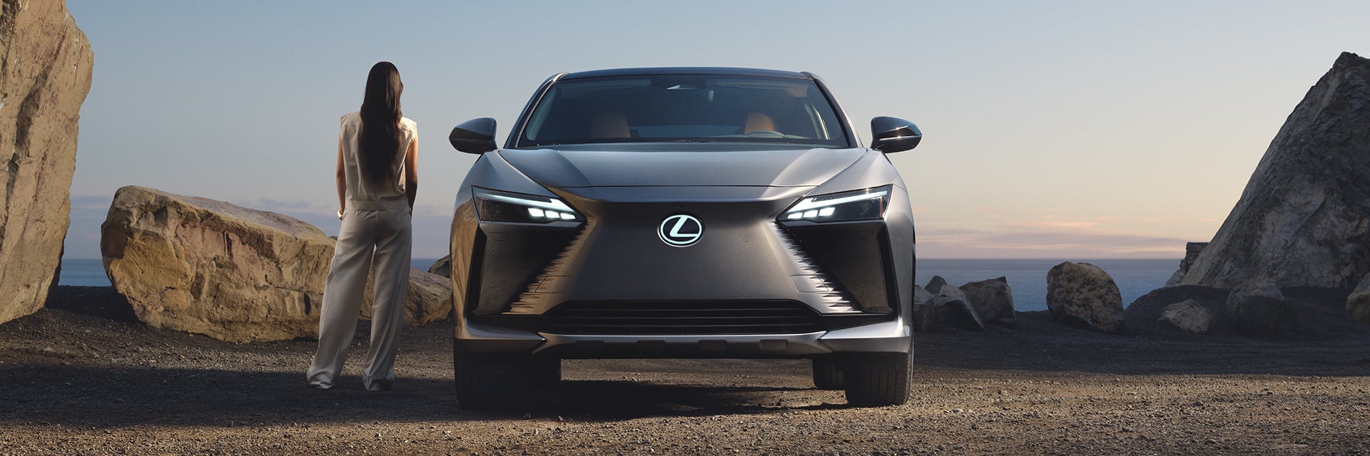 Lexus RZ 500e - face avant et signature lumineuse