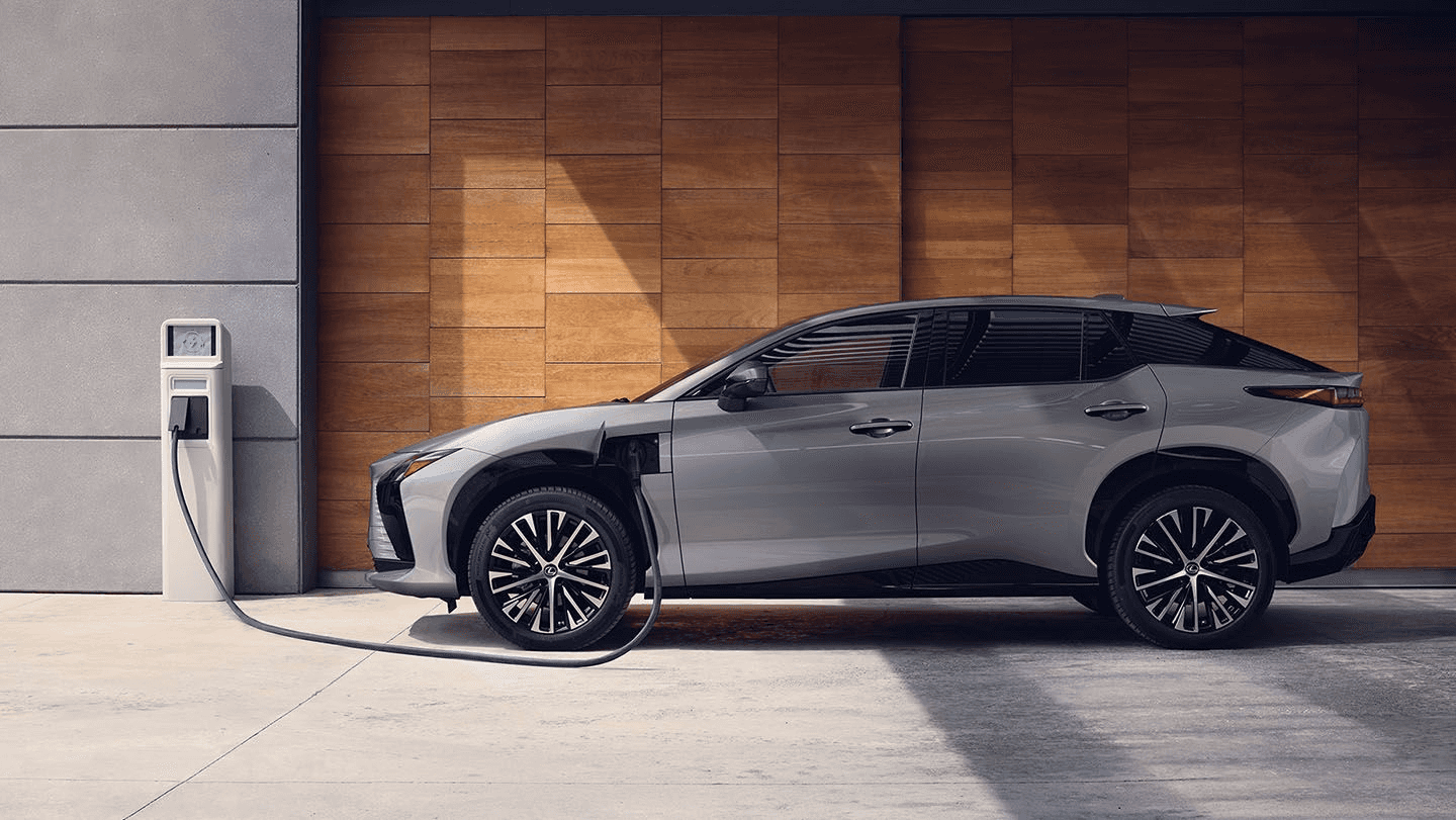 Lexus RZ 500e - profil en charge