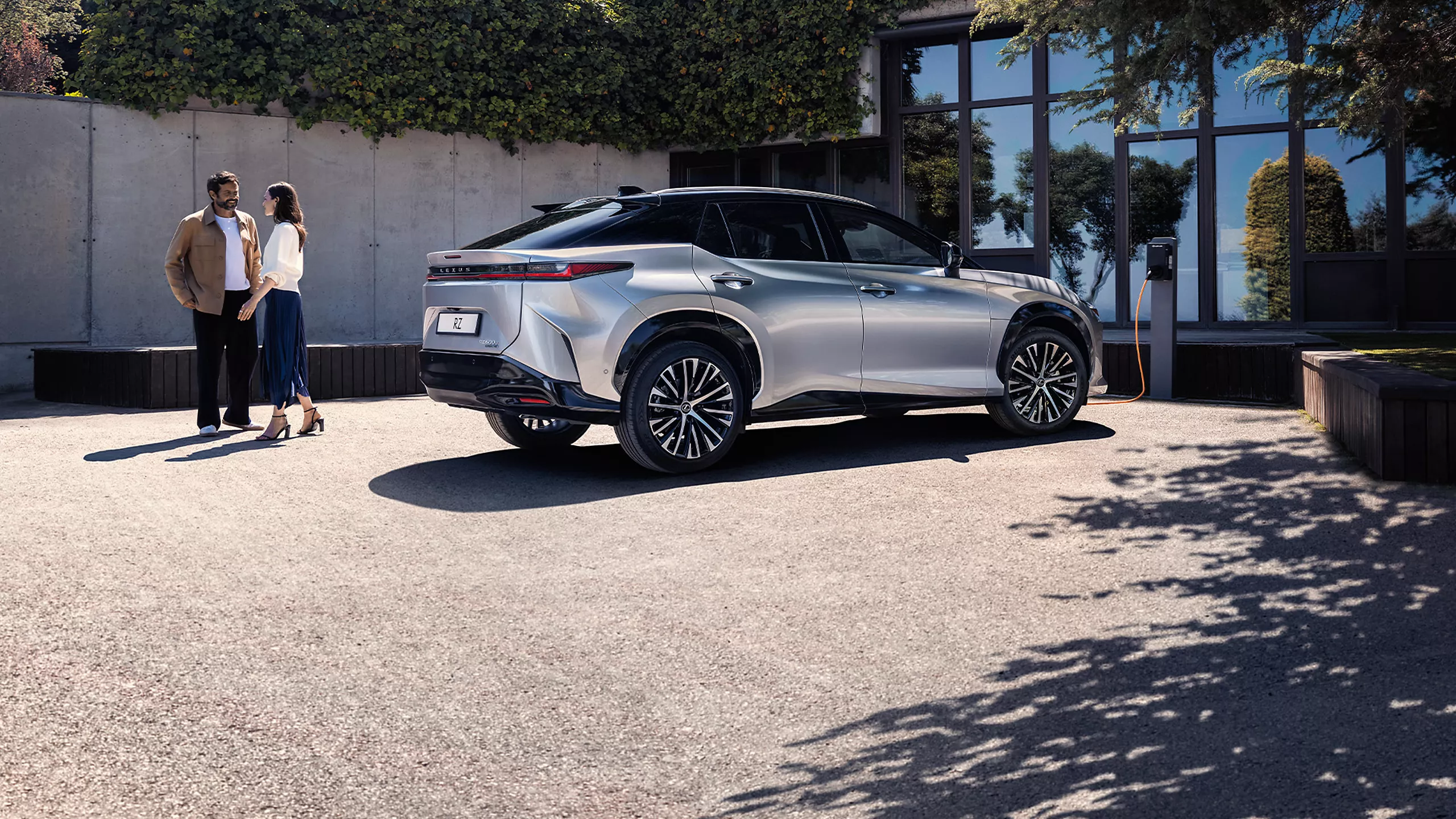 Lexus RZ 500e - arri&egrave;re et bandeau lumineux full LED