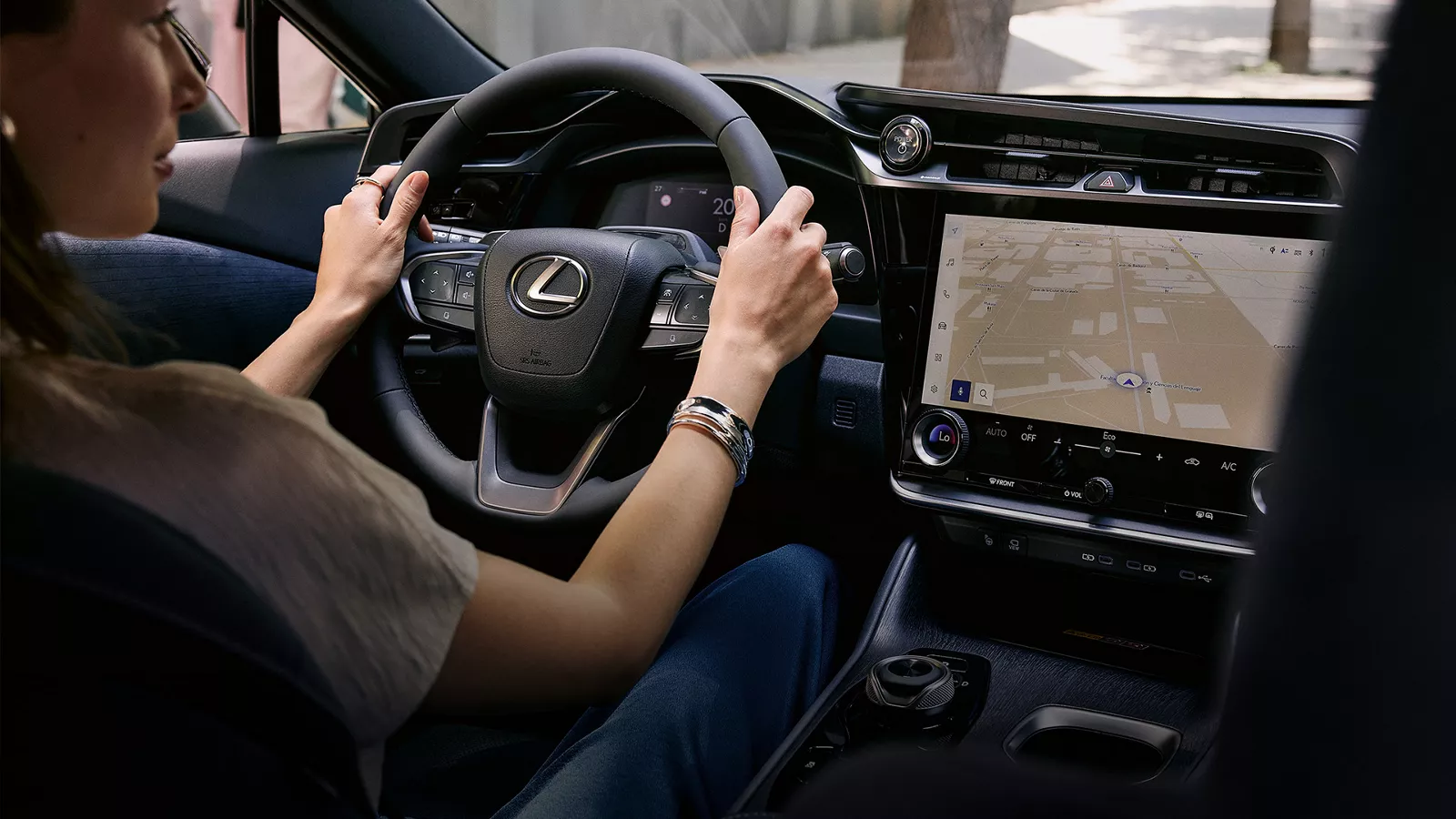 Habitacle Lexus RZ &mdash; s&eacute;r&eacute;nit&eacute; &agrave; bord