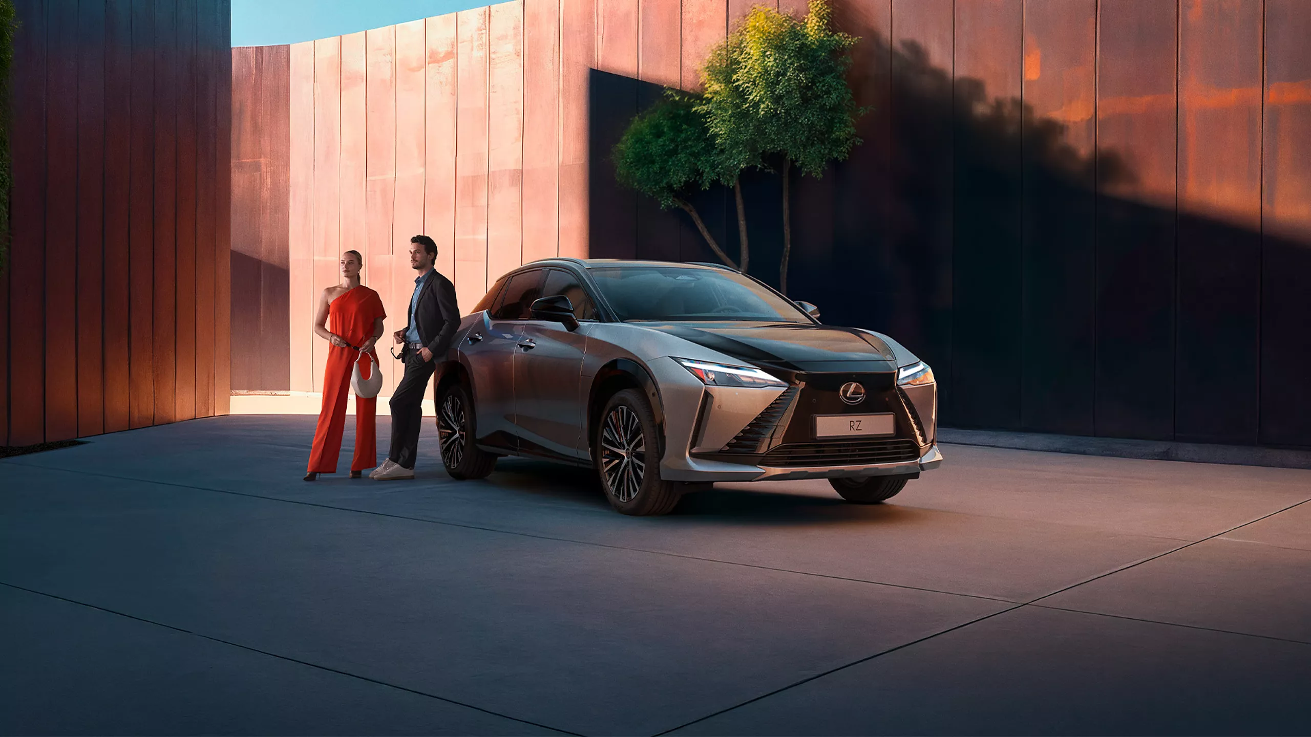 Lexus RZ stationn&eacute; &mdash; aide au stationnement avant et arri&egrave;re