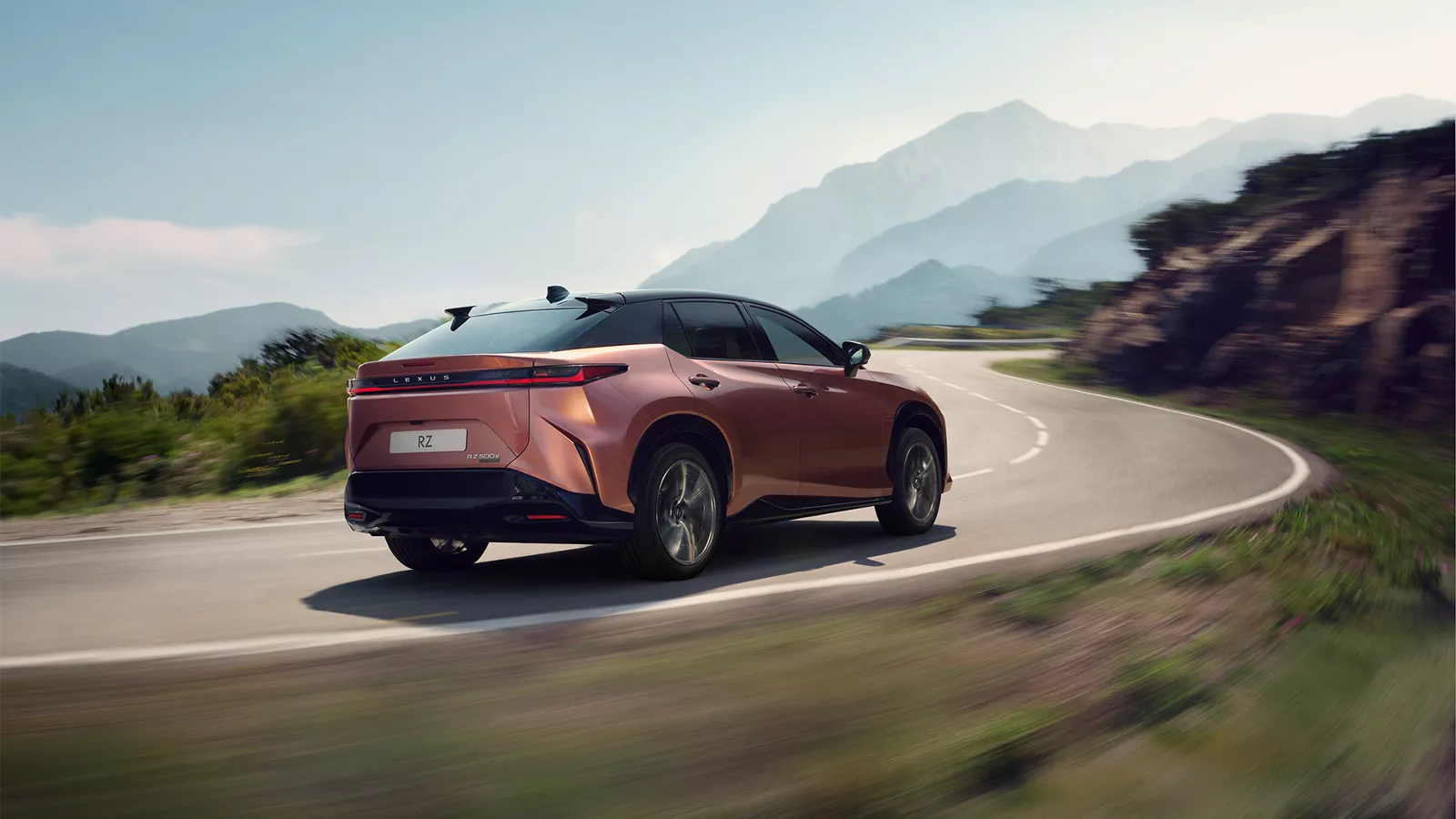 Lexus RZ 500e vu de l'arri&egrave;re en roulant &mdash; freinage r&eacute;g&eacute;n&eacute;ratif