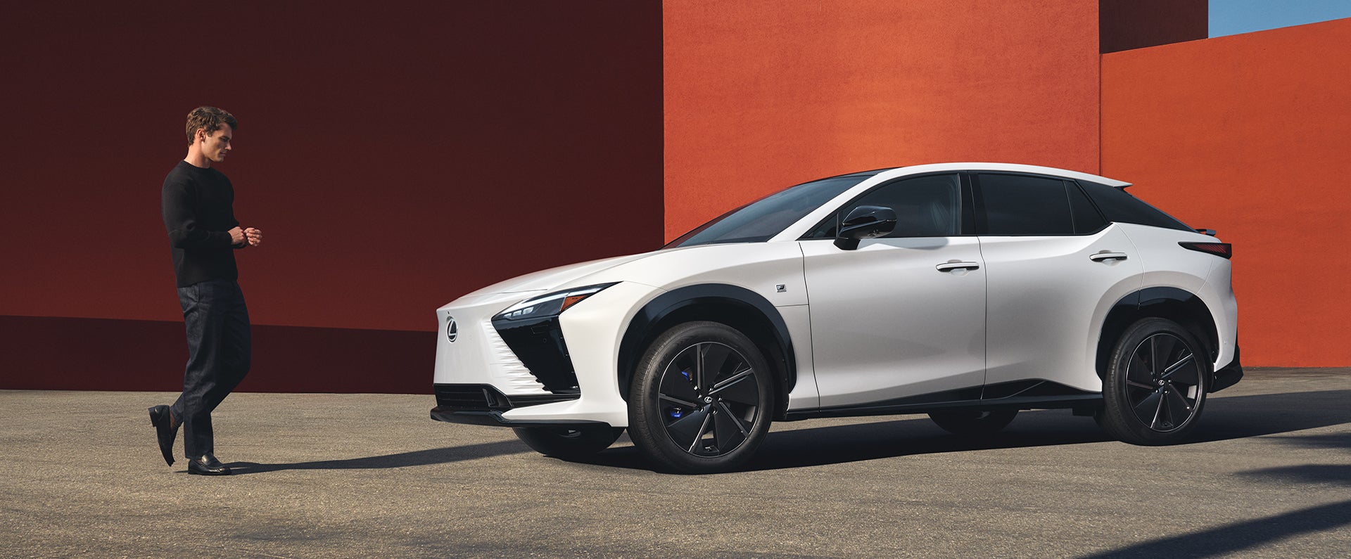 Lexus RZ 500e &mdash; profil lat&eacute;ral, silhouette coup&eacute;-SUV